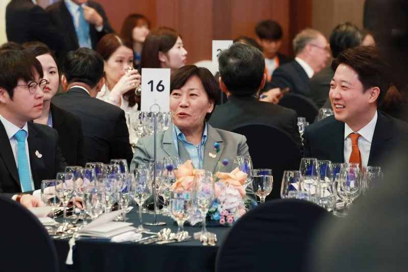 하정우 대통령실 AI미래기획 수석(왼쪽)이 송미령 농림축산식품부 장관, 개혁신당 이준석 대표와 지난달 31일 경북 경주시 라한셀렉트호텔에서 열린 2025 아시아태평양경제협력체(APEC) 정상회의 갈라만찬에서 대화를 나누고 있다. /사진=연합뉴스