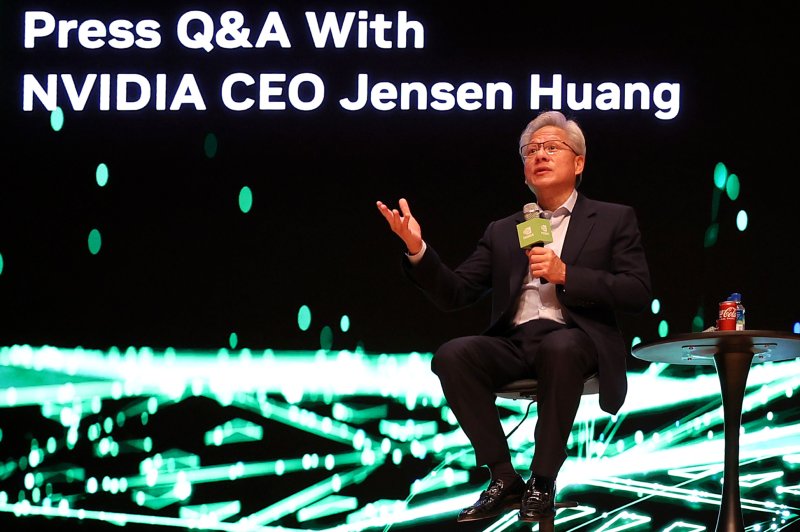 [경주=뉴시스] 이무열 기자 = 젠슨 황 엔비디아 최고경영자(CEO)가 31일 경북 경주예술의전당 원화홀에서 열린 2025년 아시아태평양경제협의체(APEC) 경주 엔비디아 기자간담회에서 취재진 질문에 답하고 있다. 2025.10.31. lmy@newsis.com
