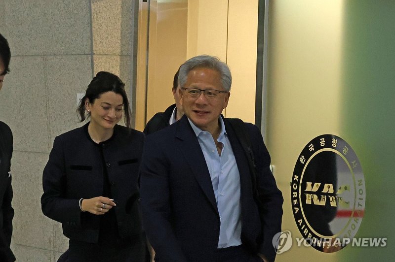 출국하는 젠슨 황 (출처=연합뉴스)