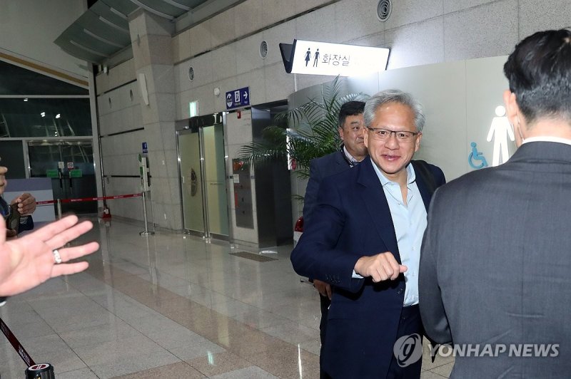 미소 짓는 젠슨 황 (출처=연합뉴스)