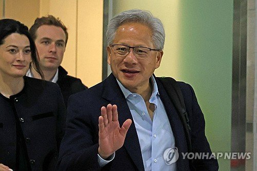 출국하는 젠슨 황 (출처=연합뉴스)