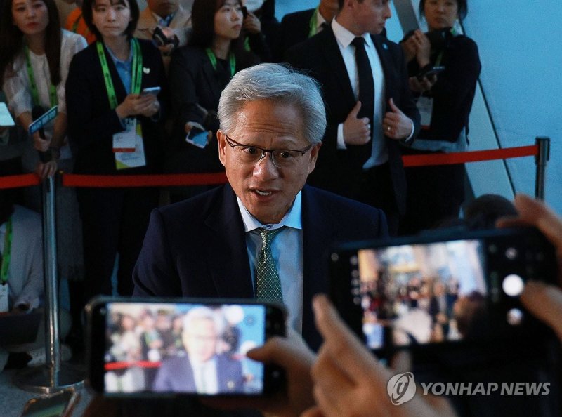 취재진 질문에 답하는 젠슨 황 (출처=연합뉴스)