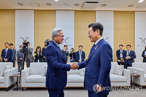 젠슨 황 대표 맞이하는 이재명 대통령 (출처=연합뉴스)