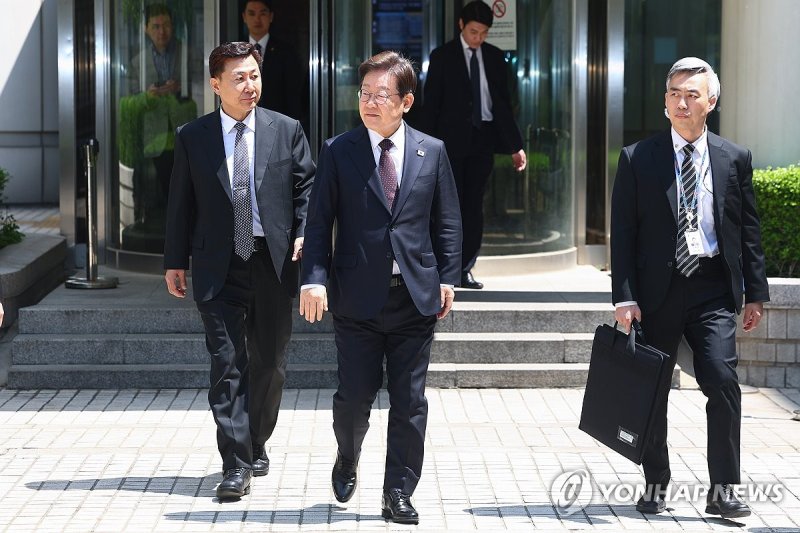 법원 나서는 이재명 후보 (출처=연합뉴스)