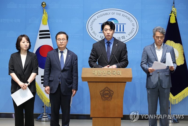 민주당 정치검찰 조작기소 대응 특위 브리핑 (출처=연합뉴스)