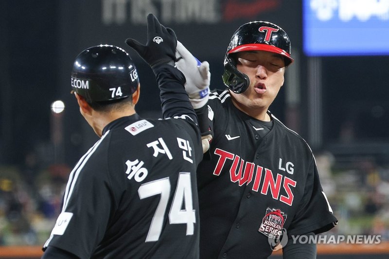 김현수 적시타로 추가점 얻어낸 LG (출처=연합뉴스)