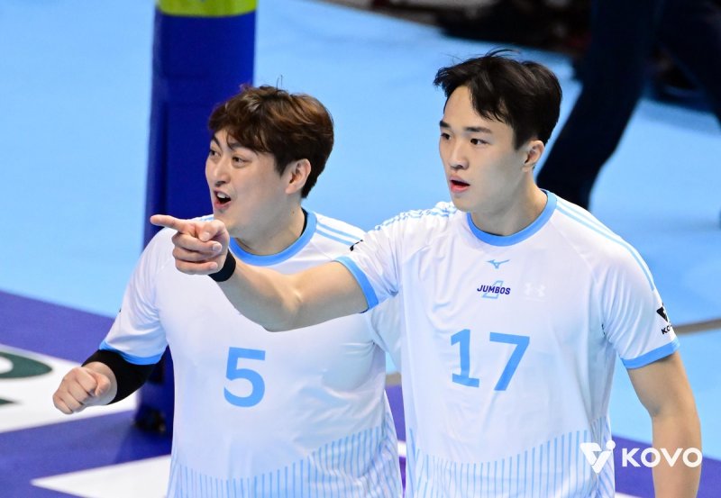 상무 제대 후 복귀전에 나선 대한항공의 임동혁(17번) (출처=연합뉴스)