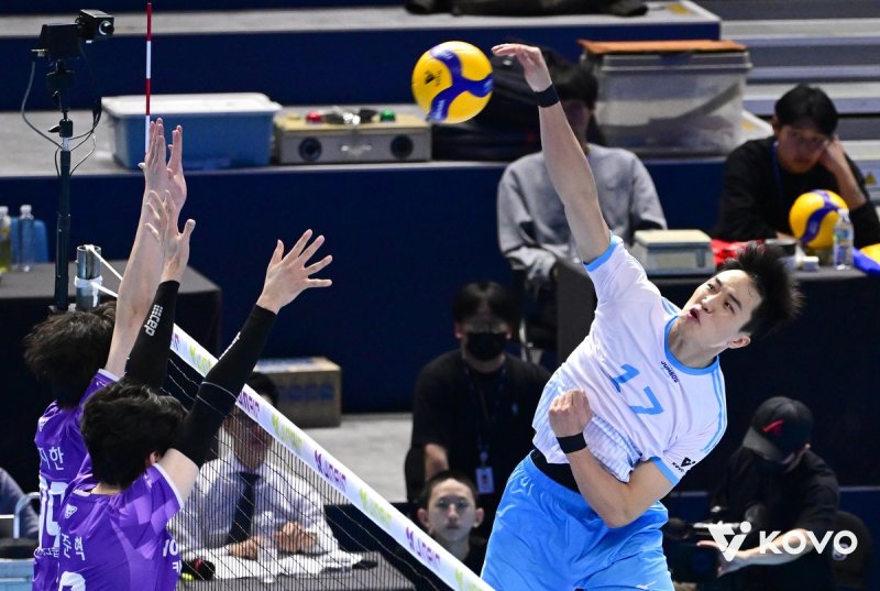 스파이크하는 대한항공의 임동혁(오른쪽) (출처=연합뉴스)