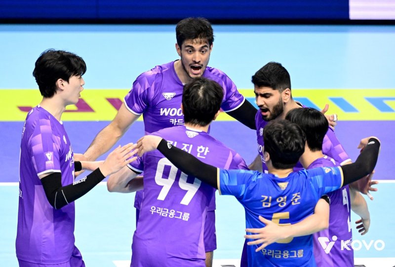 득점 후 기뻐하는 우리카드 선수들 (출처=연합뉴스)