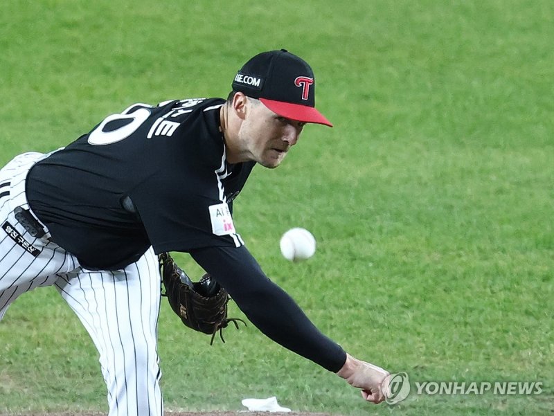 역투하는 LG 선발 톨허스트 (출처=연합뉴스)