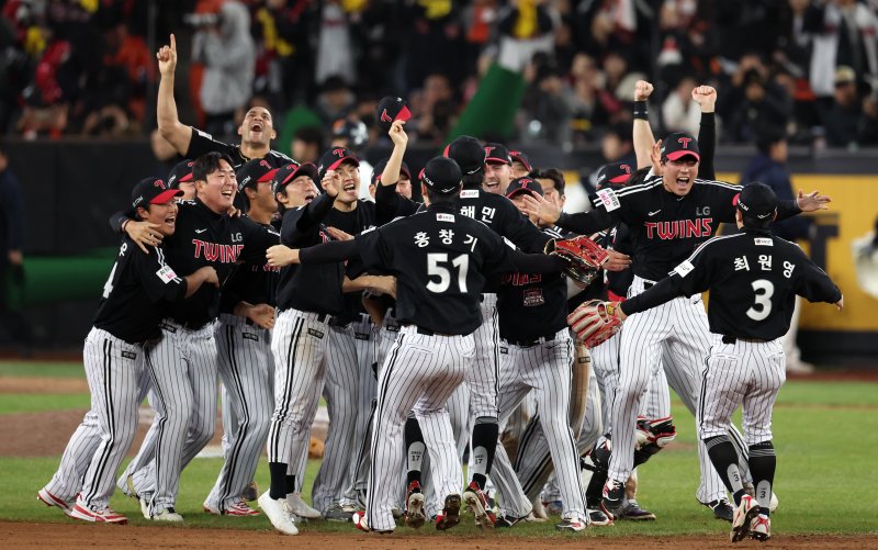 [대전=뉴시스] 조성우 기자 = LG 트윈스 선수들이 31일 대전 중구 한화생명볼파크에서 열린 2025 KBO 한국시리즈 5차전 LG 트윈스와 한화 이글스의 경기에서 4-1로 승리하며 우승을 확정 지은 뒤 기뻐하고 있다.2025.10.31. xconfind@newsis.com