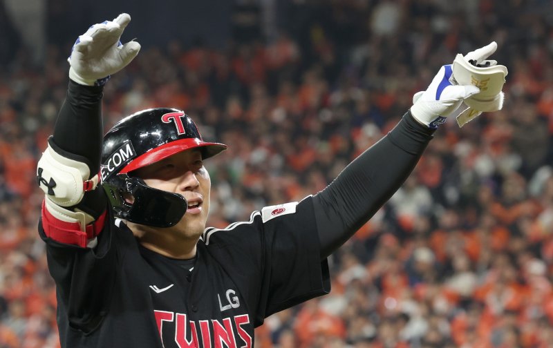 [대전=뉴시스] 강종민 기자 = 31일 대전 중구 한화생명볼파크에서 열린 2025 KBO 한국시리즈 5차전 LG 트윈스와 한화 이글스의 경기에서 8회초 무사 1루 상황에서 1루타를 때린 LG 김현수가 대주자로 교체된 뒤 팬들을 향해 환호하고 있다. 2025.10.31. ppkjm@newsis.com