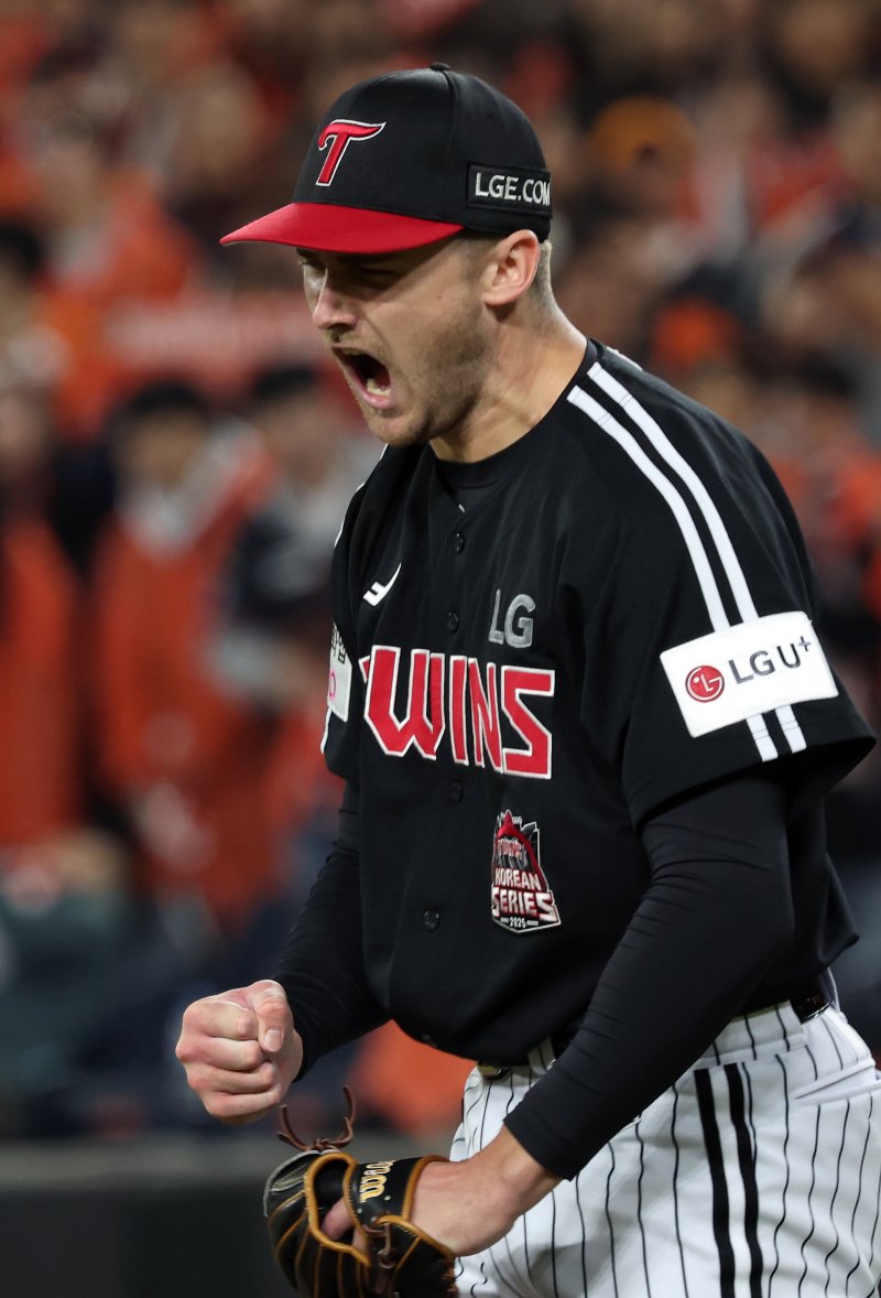 [대전=뉴시스] 강종민 기자 = 31일 대전 중구 한화생명볼파크에서 열린 2025 KBO 한국시리즈 5차전 LG 트윈스와 한화 이글스의 경기에서 7회말 LG 선발 톨허스트가 한화 공격을 막은 뒤 포효하고 있다. 2025.10.31. ppkjm@newsis.com