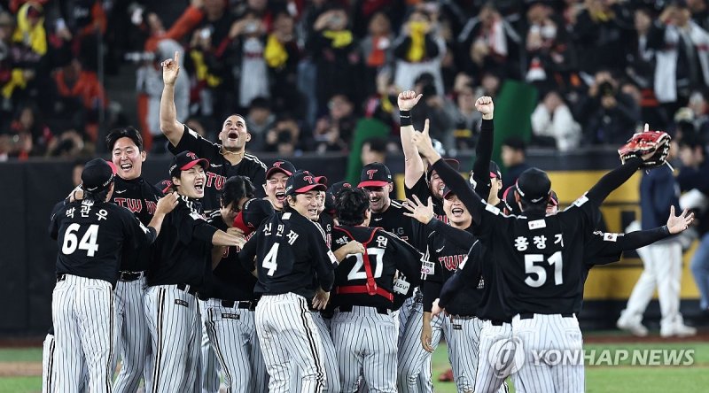 LG, 한화 이기고 2년 만에 통합우승 (출처=연합뉴스)