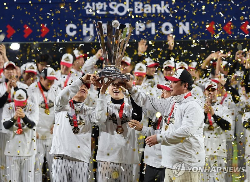 트로피 든 LG 트윈스 (출처=연합뉴스)