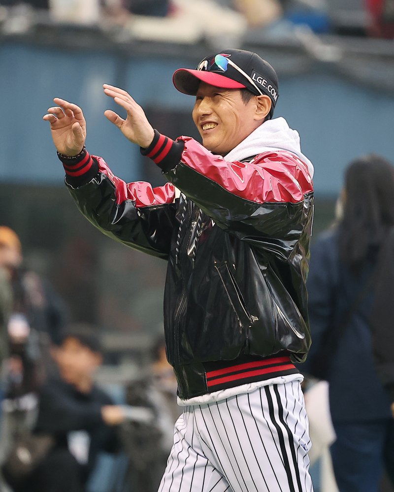 26일 서울 잠실야구장에서 열린 프로야구 2025 신한 SOL뱅크 KBO 포스트시즌 한국시리즈 1차전 한화 이글스와 LG 트윈스의 경기, 8대2 대승을 거둔 LG 염경엽 감독이 팬들에게 인사하고 있다. 2025.10.26/뉴스1 ⓒ News1 김진환 기자