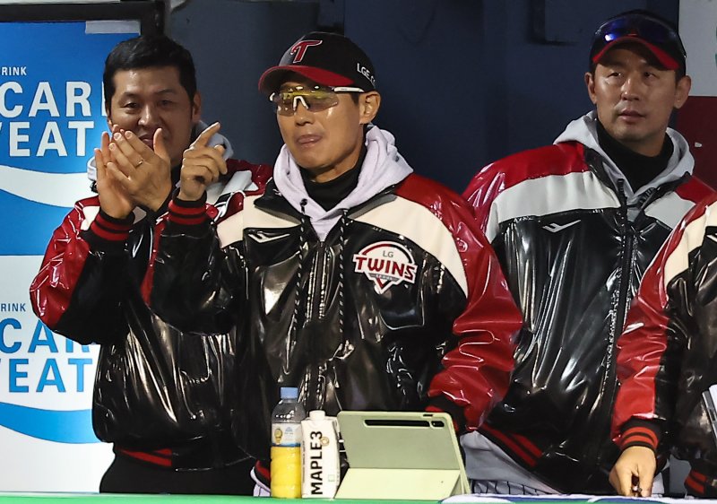 27일 서울 송파구 잠실야구장에서 열린 프로야구 2025 신한 SOL뱅크 KBO 포스트시즌 한국시리즈 2차전 한화 이글스와 LG 트윈스의 경기, LG 염경엽 감독이 2회말 무사 2,3루 상황에서 LG 구본혁이 2타점 적시타를 치자 기뻐하고 있다. 2025.10.27/뉴스1 ⓒ News1 김도우 기자