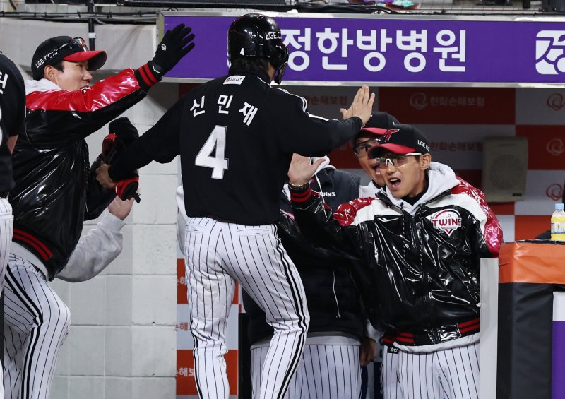 31일 오후 대전 한화생명볼파크에서 열린 프로야구 2025 신한 SOL뱅크 KBO 한국시리즈 5차전 LG트윈스와 한화 이글스의 경기, 1회초 1사 2루 상황때 LG 김현수의 적시타로 득점한 신민재가 염경엽 감독과 하이파이브 하고 있다. 2025.10.31/뉴스1 ⓒ News1 구윤성 기자