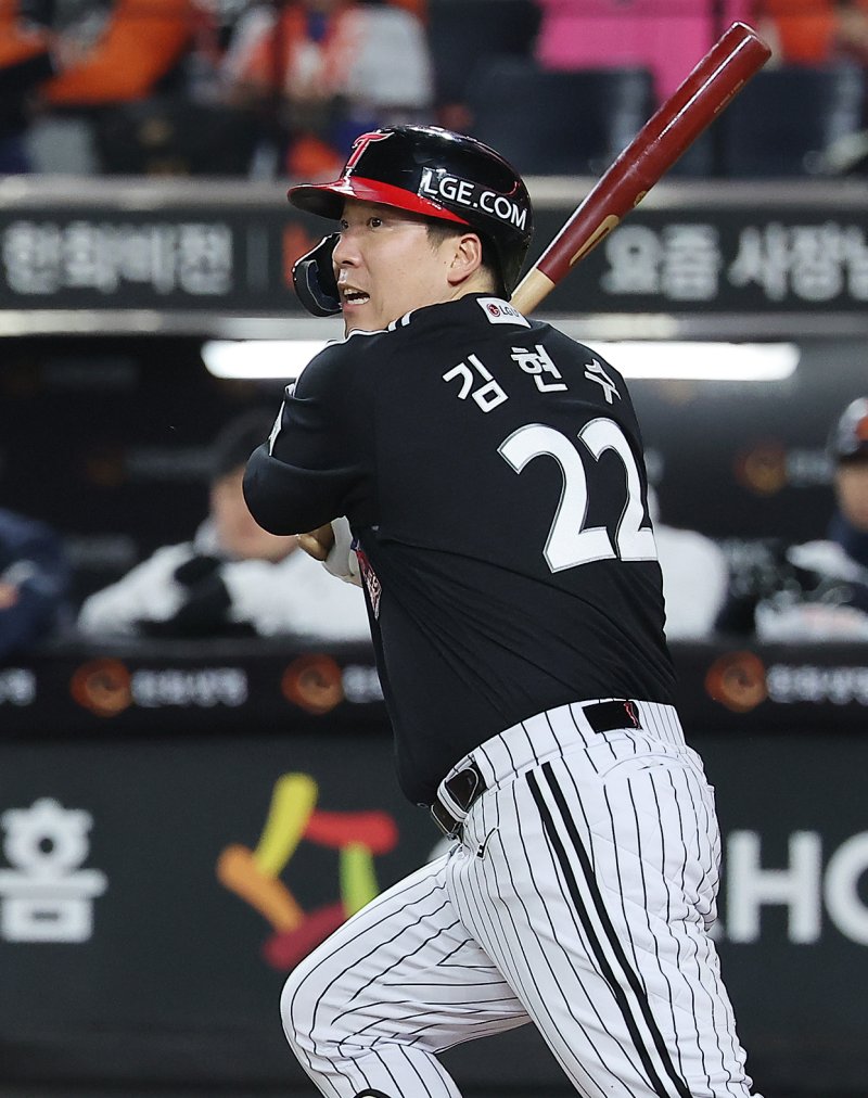 31일 대전 한화생명볼파크에서 열린 프로야구 2025 신한 SOL뱅크 KBO 포스트시즌 한국시리즈 5차전 LG 트윈스와 한화 이글스의 경기, LG 김현수가 1회초 1사 2루 상황 적시타를 치고 있다. 2025.10.31/뉴스1 ⓒ News1 김진환 기자