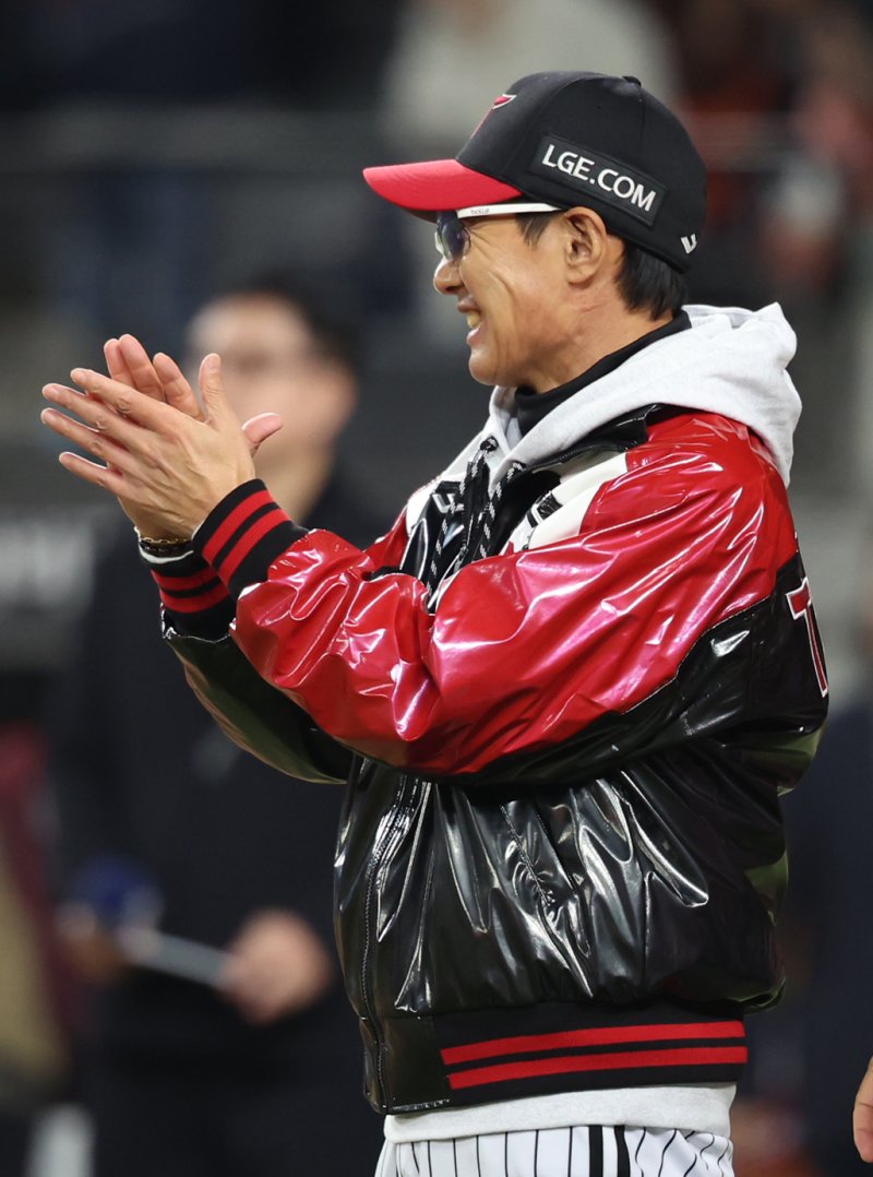 [대전=뉴시스] 조성우 기자 = 30일 대전 중구 한화생명볼파크에서 열린 2025 KBO 한국시리즈 4차전 LG 트윈스와 한화 이글스의 경기, LG 염경엽 감독이 한화에 7-4 승리한 뒤 박수치고 있다. 2025.10.30. xconfind@newsis.com