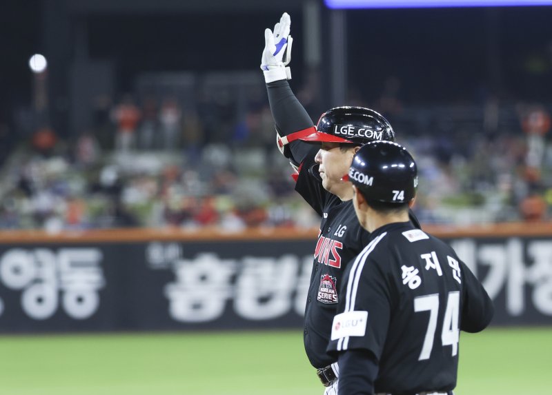 [대전=뉴시스] 김근수 기자 = 31일 대전 중구 한화생명볼파크에서 열린 2025 KBO 한국시리즈 5차전 LG 트윈스와 한화 이글스의 경기, 8회초 무사 주자 2루상황에서 LG 김현수가 안타를 뽑아내고 기뻐하고 있다. 이날 LG 김현수는 프로야구 포스트시즌 최다 안타 타이기록인 149개를 기록했다. 2025.10.31. ks@newsis.com