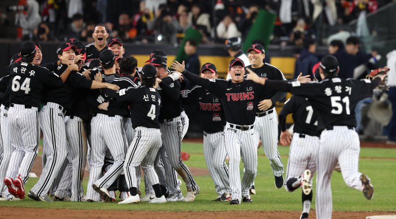 [대전=뉴시스] 조성우 기자 = LG 트윈스 선수들이 31일 대전 중구 한화생명볼파크에서 열린 2025 KBO 한국시리즈 5차전 LG 트윈스와 한화 이글스의 경기에서 4-1로 승리하며 우승을 확정 지은 뒤 기뻐하고 있다.2025.10.31. xconfind@newsis.com