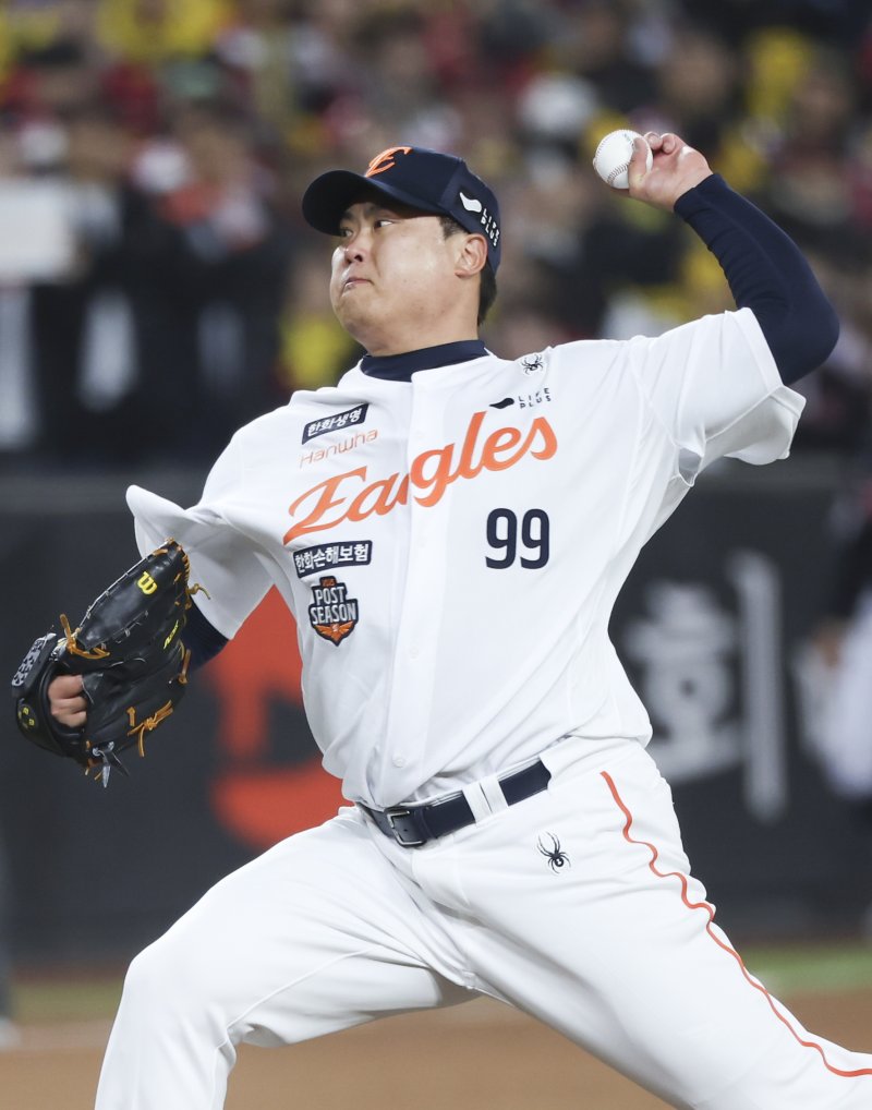 [대전=뉴시스] 김근수 기자 = 31일 대전 중구 한화생명볼파크에서 열린 2025 KBO 한국시리즈 5차전 LG 트윈스와 한화 이글스의 경기, 8회초 한화 구원투수 류현진이 공을 던지고 있다. 2025.10.31. ks@newsis.com