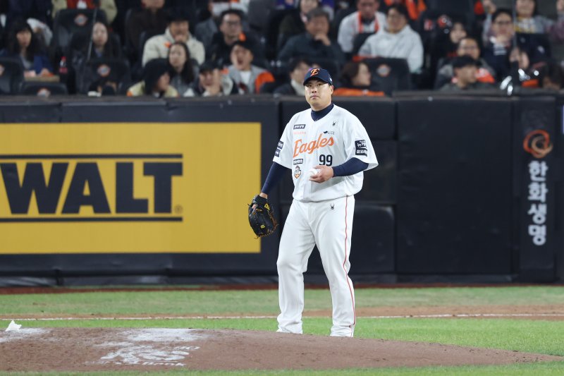 [대전=뉴시스] 조성우 기자 = 31일 대전 중구 한화생명볼파크에서 열린 2025 KBO 한국시리즈 5차전 LG 트윈스와 한화 이글스의 경기, 한화 류현진이 8회초 LG 공격 때 마운드에 올라 있다. 2025.10.31. xconfind@newsis.com