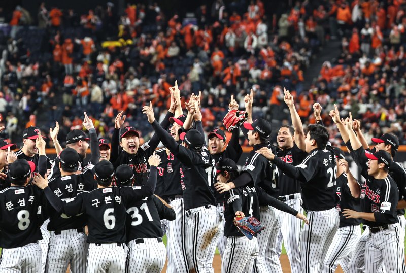 31일 대전 한화생명볼파크에서 열린 프로야구 2025 신한 SOL뱅크 KBO 포스트시즌 한국시리즈 5차전 LG 트윈스와 한화 이글스의 경기, 4대1로 승리하며 통합 우승을 차지한 LG 선수들이 기쁨을 나누고 있다. 2025.10.31/뉴스1 ⓒ News1 김도우 기자