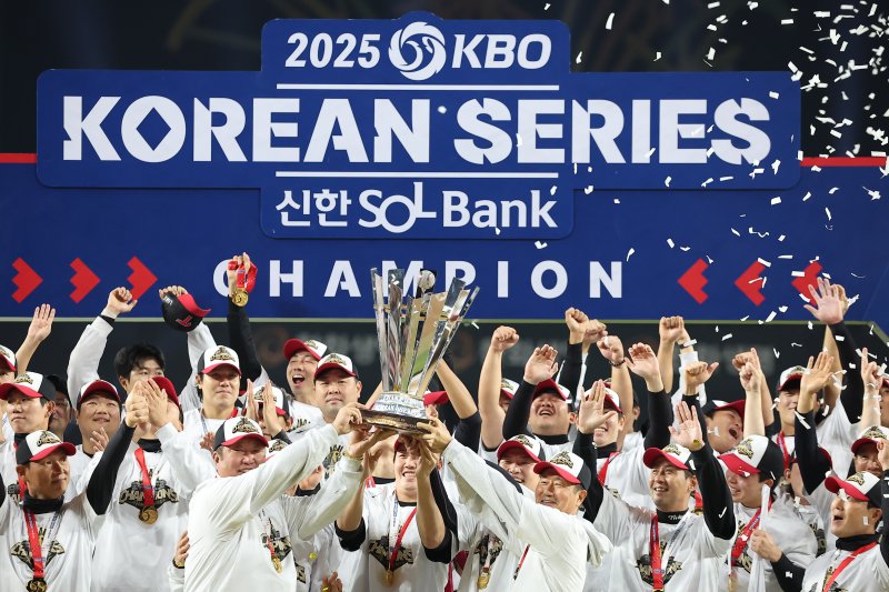 31일 대전 한화생명 볼파크에서 열린 2025 신한 SOL뱅크 KBO 한국시리즈(KS·7전 4선승제) 5차전에서 한화 이글스를 4-1로 제압하고 통합 우승을 차지한 LG 선수들이 우승 트로피를 들어올리고 있다. 2025.10.31/뉴스1 ⓒ News1 김진환 기자