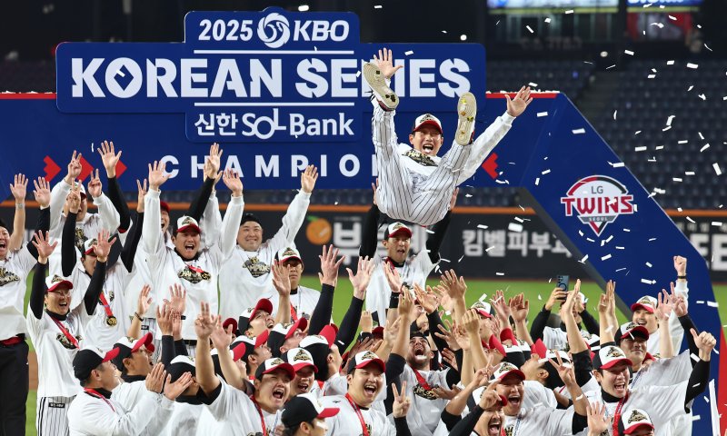 31일 대전 한화생명 볼파크에서 열린 2025 신한 SOL뱅크 KBO 한국시리즈(KS·7전 4선승제) 5차전에서 한화 이글스를 4-1로 제압하고 통합 우승을 차지한 LG 염경엽 감독이 헹가래를 받고 있다. 2025.10.31/뉴스1 ⓒ News1 김도우 기자