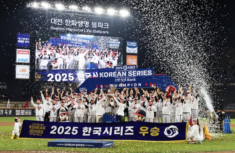 31일 오후 대전 한화생명볼파크에서 열린 프로야구 2025 신한 SOL뱅크 KBO 한국시리즈 5차전 LG트윈스와 한화 이글스의 경기, 4대 1로 승리하며 통합 우승을 차지한 LG 선수들이 트로피를 들어올리며 기쁨을 만끽하고 있다. 2025.10.31/뉴스1 ⓒ News1 구윤성 기자
