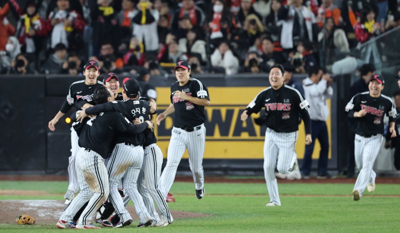 31일 대전 한화생명 볼파크에서 열린 2025 신한 SOL뱅크 KBO 한국시리즈(KS·7전 4선승제) 5차전에서 한화 이글스를 4-1로 제압하고 통합 우승을 차지한 LG 선수들이 그라운드에 모여 환호하고 있다. 2025.10.31/뉴스1 ⓒ News1 김기태 기자