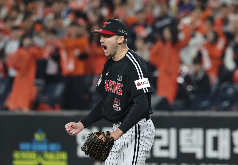 31일 대전 한화생명볼파크에서 열린 프로야구 2025 신한 SOL뱅크 KBO 포스트시즌 한국시리즈 5차전 LG 트윈스와 한화 이글스의 경기, LG 선발 톨허스트가 7회말 2사 한화 최재훈을 삼진으로 잡은 뒤 포효하고 있다. 2025.10.31/뉴스1 ⓒ News1 김진환 기자