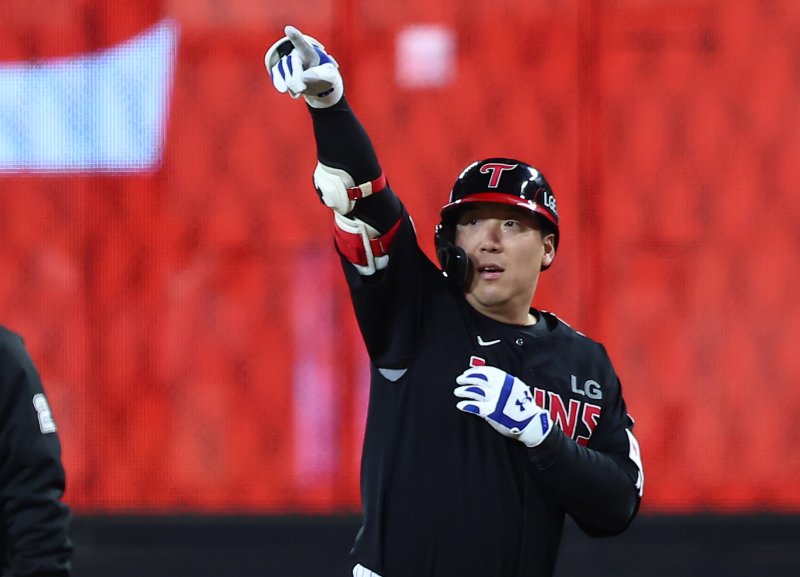 31일 대전 한화생명볼파크에서 열린 프로야구 2025 신한 SOL뱅크 KBO 포스트시즌 한국시리즈 5차전 LG 트윈스와 한화 이글스의 경기, 1회초 1사 2루 상황에서 LG 김현수가 적시타를 치고 기뻐하고 있다. 2025.10.31/뉴스1 ⓒ News1 김도우 기자