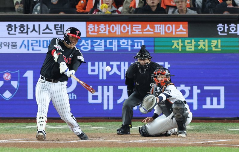 31일 대전 한화생명볼파크에서 열린 프로야구 2025 신한 SOL뱅크 KBO 포스트시즌 한국시리즈 5차전 LG 트윈스와 한화 이글스의 경기, 6회초 1사 2루 상황 LG 김현수가 1타점 적시타를 치고 있다. 2025.10.31/뉴스1 ⓒ News1 김기태 기자