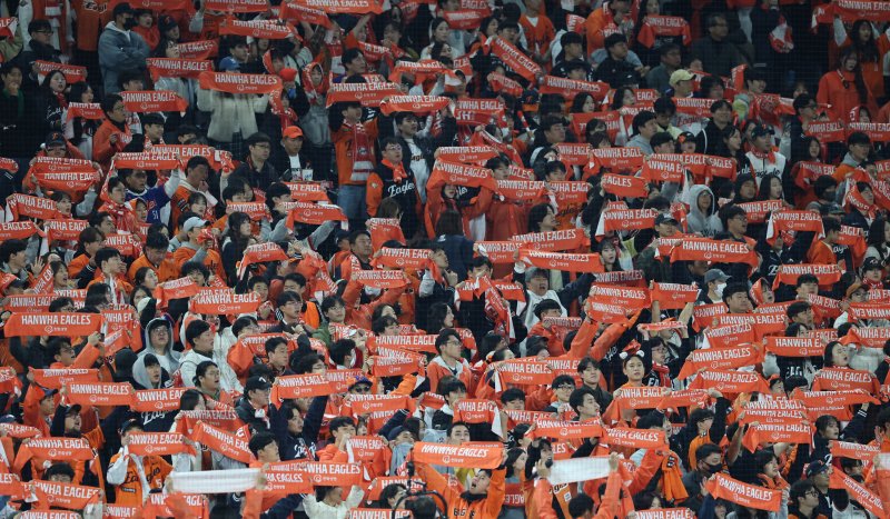 31일 대전 한화생명볼파크에서 열린 프로야구 2025 신한 SOL뱅크 KBO 포스트시즌 한국시리즈 5차전 LG 트윈스와 한화 이글스의 경기에서 한화팬이 응원을 펼치고 있다. 2025.10.31/뉴스1 ⓒ News1 김기태 기자