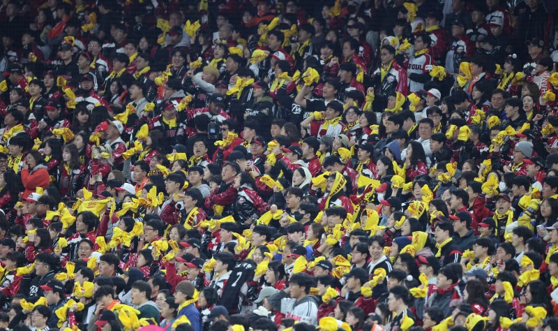 31일 대전 한화생명볼파크에서 열린 프로야구 2025 신한 SOL뱅크 KBO 포스트시즌 한국시리즈 5차전 LG 트윈스와 한화 이글스의 경기에서 LG팬이 응원을 펼치고 있다. 2025.10.31/뉴스1 ⓒ News1 김기태 기자