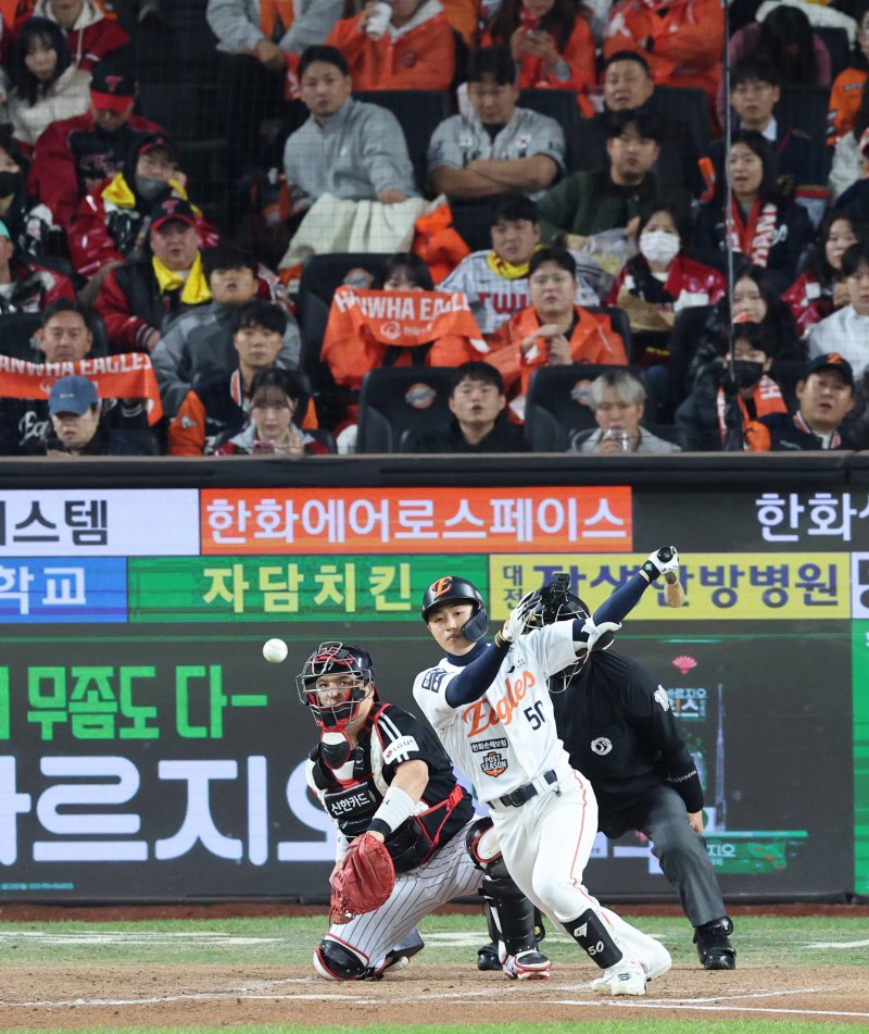 31일 대전 한화생명볼파크에서 열린 프로야구 2025 신한 SOL뱅크 KBO 포스트시즌 한국시리즈 5차전 LG 트윈스와 한화 이글스의 경기, 2회말 1사 만루 상황 한화 이원석이 동점타를 치고 있다. 2025.10.31/뉴스1 ⓒ News1 김기태 기자