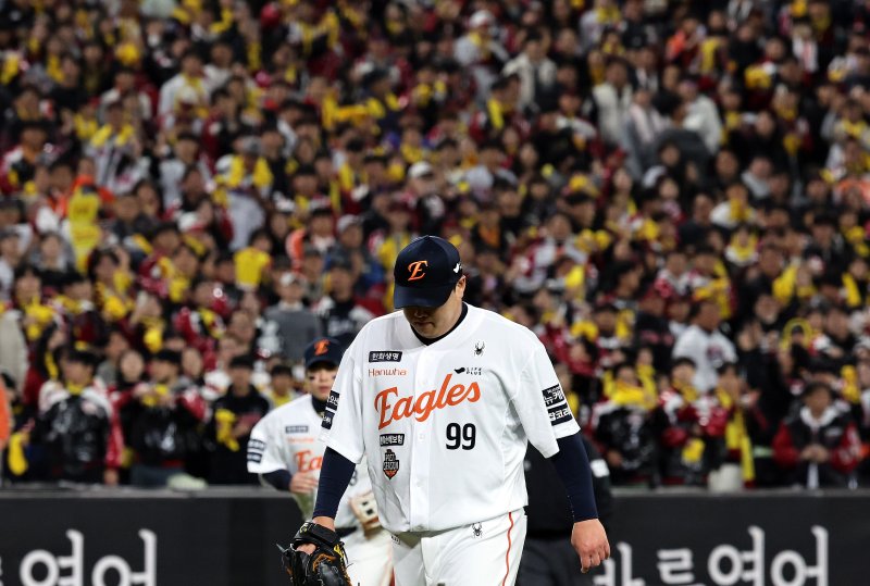 31일 대전 한화생명볼파크에서 열린 프로야구 2025 신한 SOL뱅크 KBO 포스트시즌 한국시리즈 5차전 LG 트윈스와 한화 이글스의 경기, 한화 류현진이 9회초 1실점으로 이닝을 마치고 더그아웃으로 향하고 있다. 2025.10.31/뉴스1 ⓒ News1 구윤성 기자