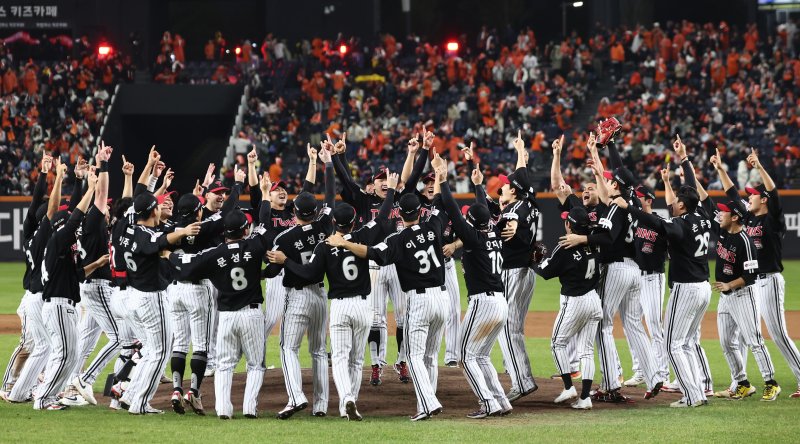 31일 대전 한화생명 볼파크에서 열린 2025 신한 SOL뱅크 KBO 한국시리즈(KS·7전 4선승제) 5차전에서 한화 이글스를 4-1로 제압하고 통합 우승을 차지한 LG 선수들이 그라운드에 모여 환호하고 있다. 2025.10.31/뉴스1 ⓒ News1 김도우 기자