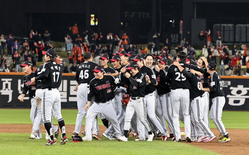 31일 오후 대전 한화생명볼파크에서 열린 프로야구 2025 신한 SOL뱅크 KBO 한국시리즈 5차전 LG트윈스와 한화 이글스의 경기, 4대 1로 승리하며 통합 우승을 차지한 LG 선수들이 환호하고 있다. 2025.10.31/뉴스1 ⓒ News1 구윤성 기자