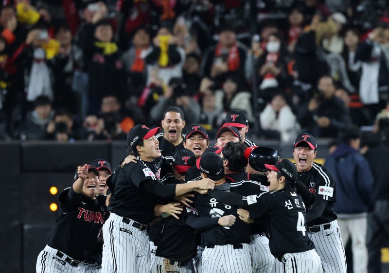 31일 대전 한화생명 볼파크에서 열린 2025 신한 SOL뱅크 KBO 한국시리즈(KS·7전 4선승제) 5차전에서 한화 이글스를 4-1로 제압하고 통합 우승을 차지한 LG 선수들이 그라운드에 모여 환호하고 있다. 2025.10.31/뉴스1 ⓒ News1 김기태 기자