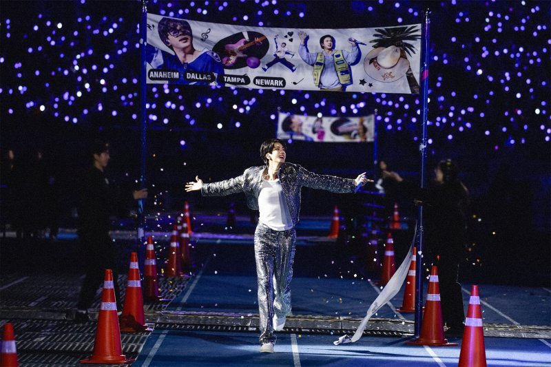 [인천=뉴시스] 글로벌 슈퍼 그룹 '방탄소년단'(BTS) 진(JIN·김석진)이 31일 인천 미추홀구 인천문학경기장 주경기장에서 펼친 첫 솔로 팬콘서트 앙코르 '#런석진_이피.투어_앙코르(RUNSEOKJIN_EP.TOUR_ENCORE)'를 펼치고 있다. (사진 = 빅히트 뮤직 제공) 2025.10.31. photo@newsis.com *재판매 및 DB 금지