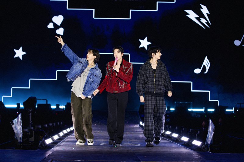 [인천=뉴시스] 글로벌 슈퍼 그룹 '방탄소년단'(BTS) 제이홉과 정국이 팀 동료 진(JIN·김석진)이 31일 인천 미추홀구 인천문학경기장 주경기장에서 펼친 첫 솔로 팬콘서트 앙코르 '#런석진_이피.투어_앙코르(RUNSEOKJIN_EP.TOUR_ENCORE)'에 게스트로 나와 '슈퍼 참치'를 부르고 있다. (사진 = 빅히트 뮤직 제공) 2025.10.31. photo@newsis.com *재판매 및 DB 금지