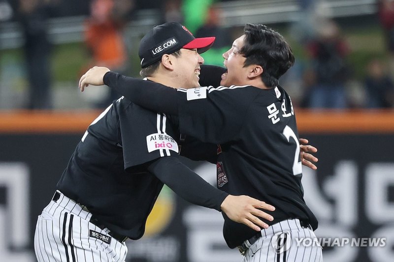 기쁨 나누는 김현수-문보경 (출처=연합뉴스)