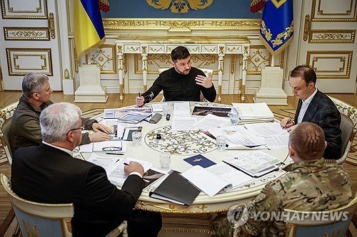 외교·정보 수장들과 공동 회견하는 젤렌스키 대통령 (출처=연합뉴스)