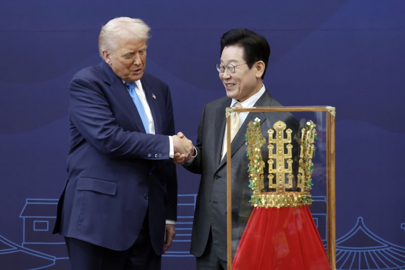 [경주=뉴시스] 최동준 기자 = 이재명 대통령이 29일 경북 경주박물관에서 도널드 트럼프 미국 대통령에게 '천마총 금관 모형'을 선물하고 있다. 2025.10.29. photocdj@newsis.com