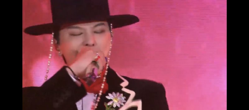 [서울=뉴시스] 그룹 '빅뱅' 멤버 겸 솔로가수 지드래곤이 31일 오후 경북 경주 라한셀렉트호텔 대연회장에서 열린 '2025 아시아태평양경제협력체(APEC) 정상회의' 환영 만찬에서 공연하고 있다. 그는 K-팝 아티스트 중 유일하게 해당 만찬에 초대됐는데 그의 공연은 만찬의 화룡점정이었다. (사진 = 유튜브 캡처) 2025.10.31. photo@newsis.com *재판매 및 DB 금지