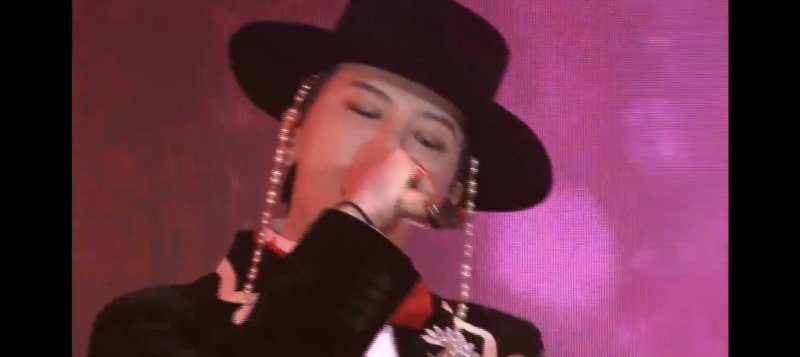 [서울=뉴시스] 그룹 '빅뱅' 멤버 겸 솔로가수 지드래곤이 31일 경북 경주 라한셀렉트호텔 대연회장에서 열린 '2025 아시아태평양경제협력체(APEC) 정상회의' 환영 만찬에서 공연하고 있다. 그는 K-팝 아티스트 중 유일하게 해당 만찬에 초대됐는데 그의 공연은 만찬의 화룡점정이었다. (사진 = 유튜브 캡처) 2025.10.31. photo@newsis.com *재판매 및 DB 금지